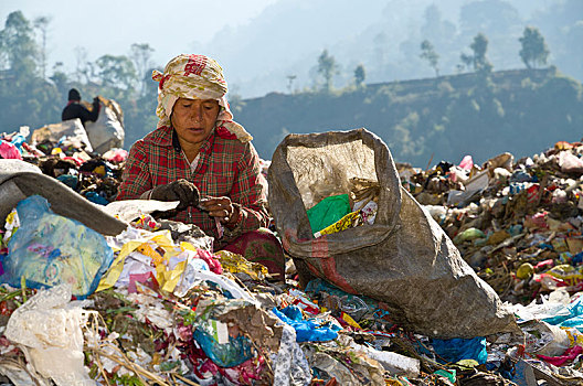 女人,整理,垃圾,垃圾堆,收入,尼泊尔,卢比,白天,加德满都,地区,亚洲