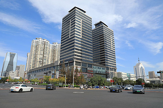 山東省日照市,藍天白云映襯下的高樓大廈風景如畫