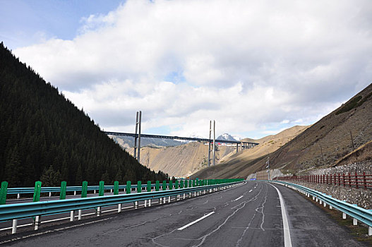 中国新疆,伊犁果子沟大桥