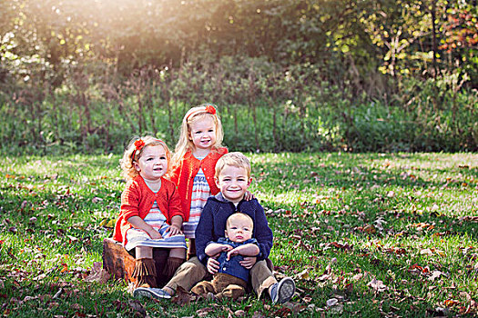 四个孩子,家庭,秋叶,遮盖,草,姿势,照片,微笑