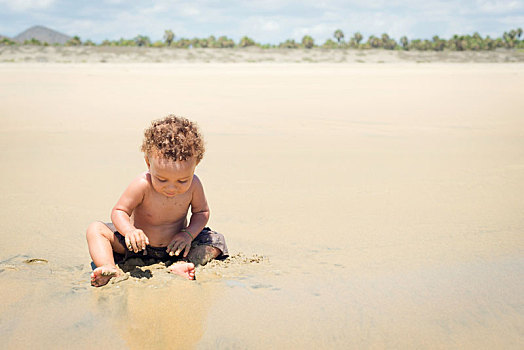 幼儿,玩,沙子,海滩