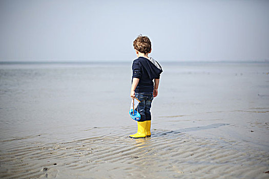 3岁,男孩,木船,海滩