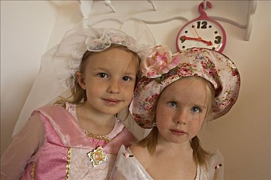 肖像,两个女孩,姿势,帽子,公主,服装,钟表,悬挂,挂衣架,背景
