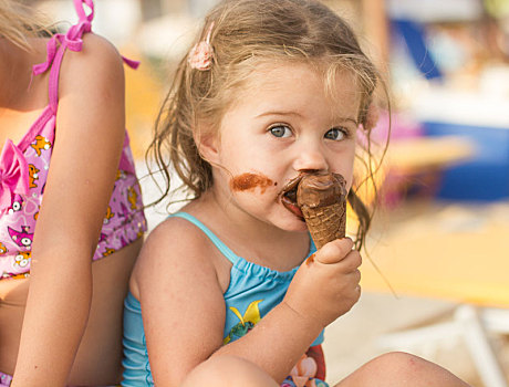 小女孩,吃,冰淇淋
