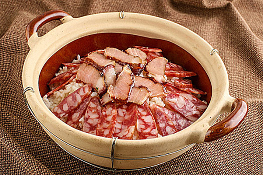 菜菜腊肠排骨煲仔饭腊味煲仔饭腊味煲仔饭放在盘子上的腊肠煲仔饭