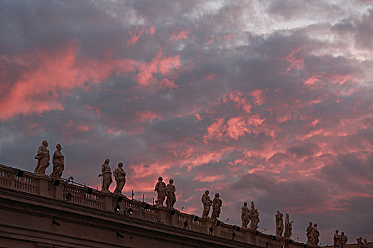 梵蒂冈圣彼得大教堂柱廊雕像及火烧云
