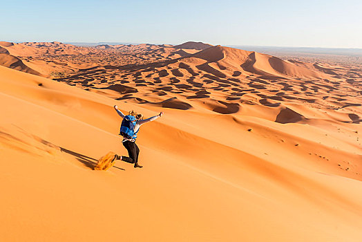 女人,跑,下坡,红色,沙丘,沙漠,风景,却比沙丘,梅如卡,撒哈拉沙漠,摩洛哥,非洲