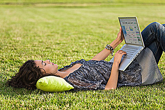 女青年,卧,草丛,使用笔记本,电脑
