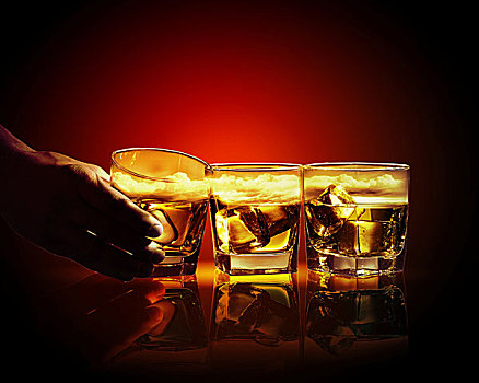 握着,一个,三个,玻璃杯,威士忌,冰,天空,插画