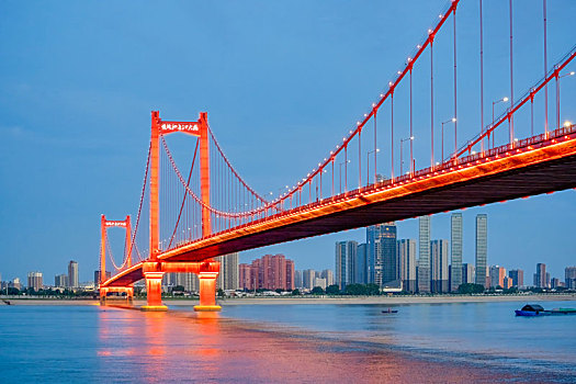 中国湖北武汉鹦鹉洲长江大桥傍晚时光
