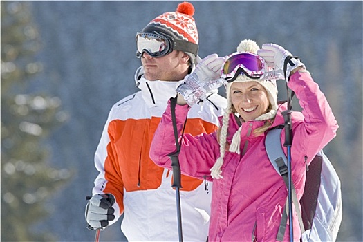 微笑,女人,调整,滑雪护目镜,男朋友