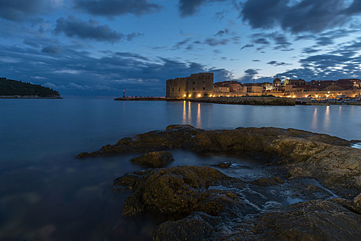 克罗地亚杜布罗夫尼克海老城海边夜景
