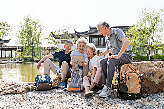 老年夫妻旅游