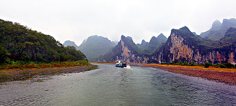 广西桂林漓江烟雨倒影游船