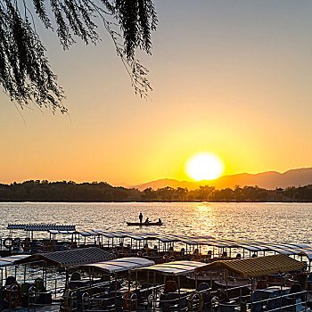 颐和园昆明湖游船码头夕阳下的风景