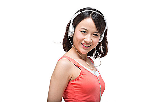 棚拍时尚女青年带着耳机听音乐