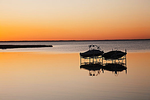 剪影,两个,船,举起,湖,日落,艾伯塔省,加拿大