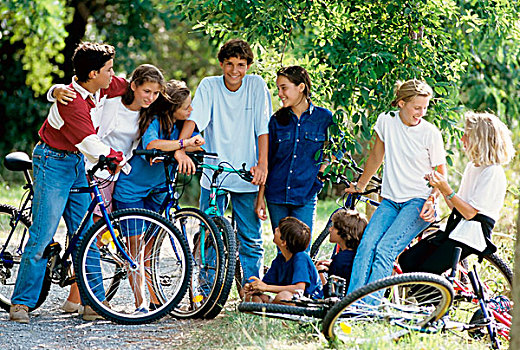 一群孩子,青少年,自行车