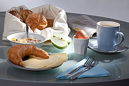 早餐,桌子,咖啡,粮食,奶酪,苹果,蛋,牛角面包,报纸