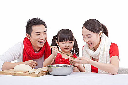 一家三口包餃子慶祝春節(jié)