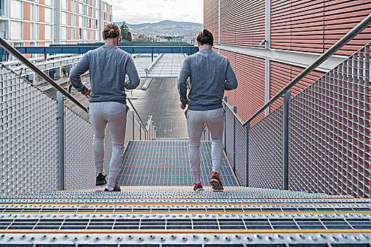 年轻人,男性,双胞胎,跑,一起,城市,楼梯,后视图