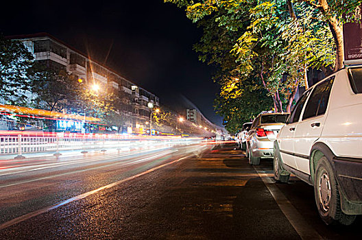 夜晚的城市公路