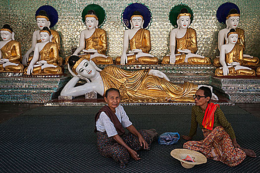 两个,女人,坐,正面,雕塑,佛,大金塔,仰光,缅甸,亚洲