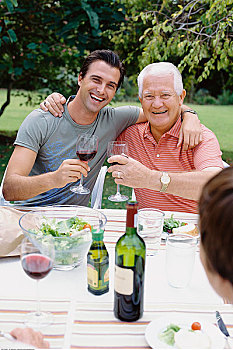 父亲,成年,儿子,喝,葡萄酒,户外,家庭,餐饭