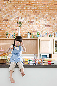 小女孩,坐,厨房操作台