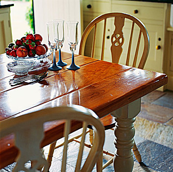 果盘,葡萄酒杯,木桌子,乡村,厨房