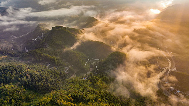 重庆酉阳,雾气骄阳美乡村