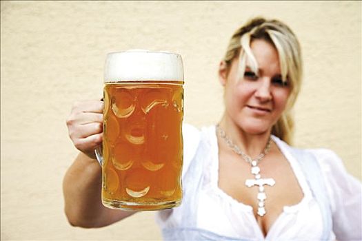 巴伐利亚,女侍者,穿,阿尔斯村姑装,拿着,啤酒大杯,啤酒杯