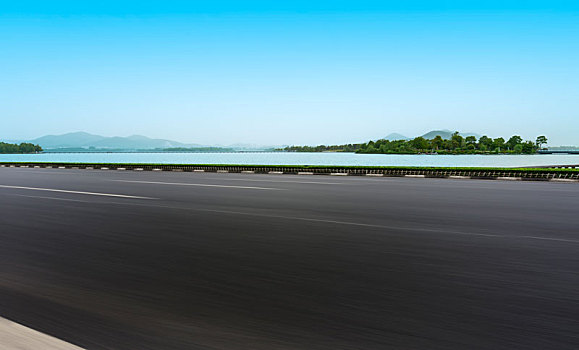 道路地面和天空云彩