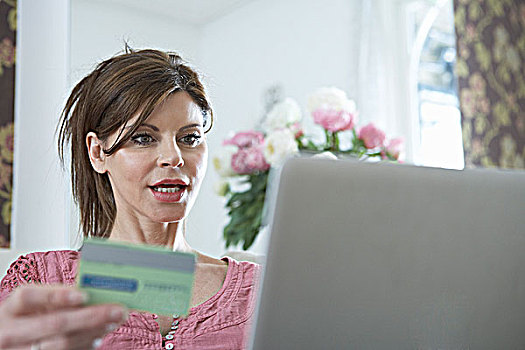 女人,笔记本电脑,信用卡