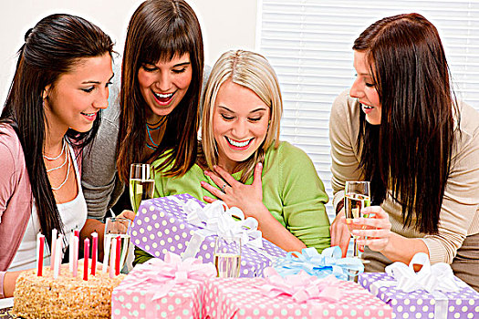生日派对,高兴,女人,礼物,香槟,蛋糕