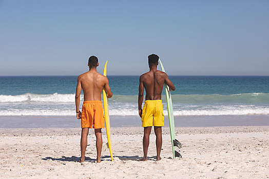 男性,朋友,站立,冲浪板,海滩