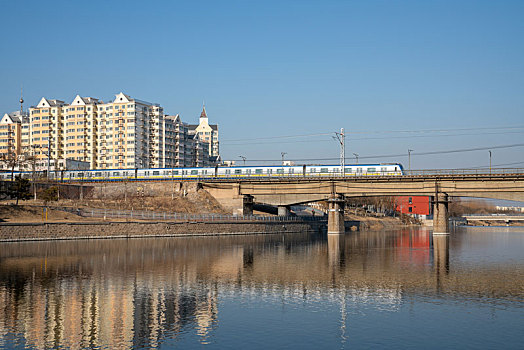 北京地铁13号线通过桥梁特写
