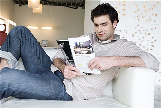男人,躺着,沙发,读,杂志