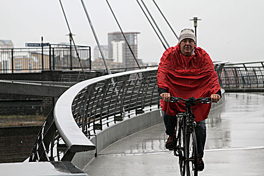 男人,雨衣,骑自行车