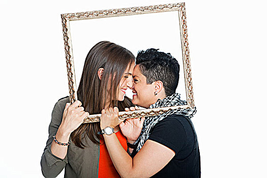 女同性恋伴侣,拿着,画框,白色背景