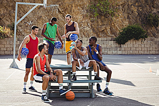 篮球手,坐,长椅,篮球场,户外