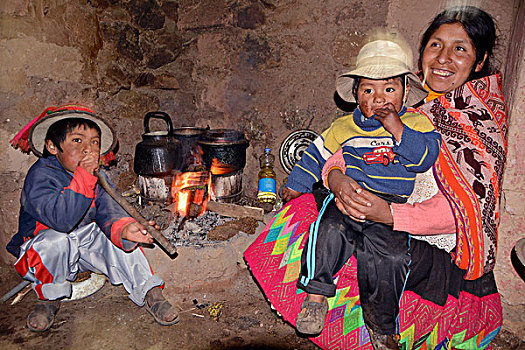 秘鲁人,女人,传统服装,两个孩子,烹调,木头,火,厨房,库斯科,秘鲁,南美