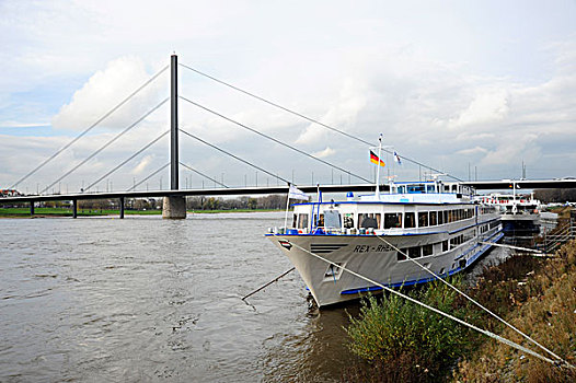 游船,莱茵河,河,正面,桥,码头,莱茵兰,北莱茵-威斯特伐利亚,德国,欧洲