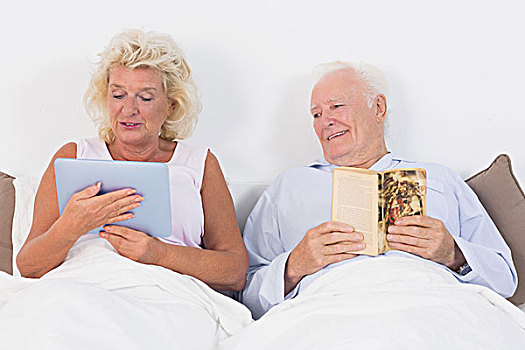 老年夫妇,读,床