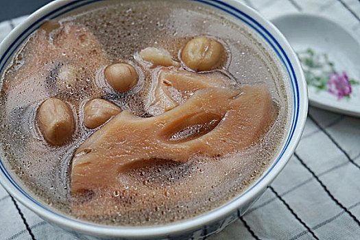 花生莲藕排骨汤