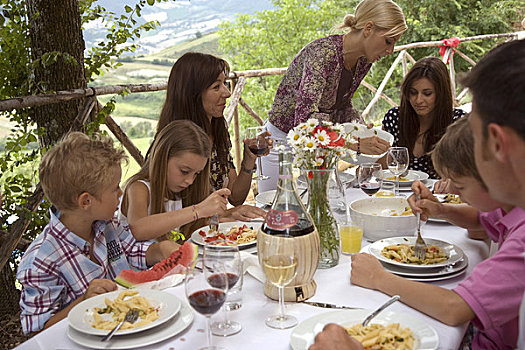 大家庭,坐,桌子,意大利面,食物