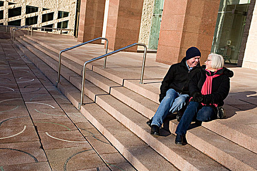 坐,夫妇,台阶,交谈,艾伯塔省,加拿大
