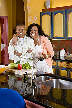 肖像,美国黑人,母亲,搂抱,少男,厨房