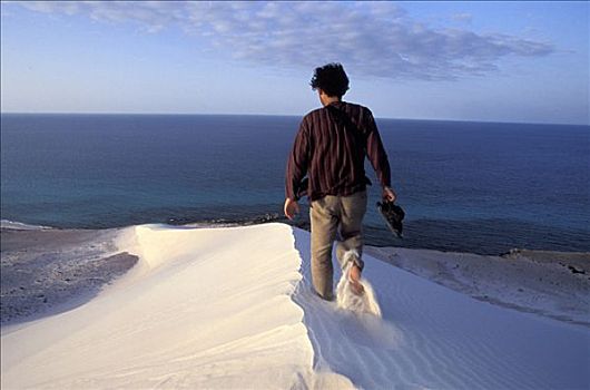 也门,索科特拉岛,男人,走,沙丘,后视图