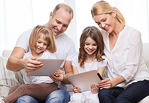 家庭,孩子,科技,钱,家,概念,微笑,两个,小,女孩,平板电脑,电脑,在家